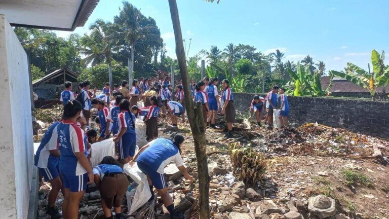 Spreading awareness on waste management at SMPN 3 Penebel