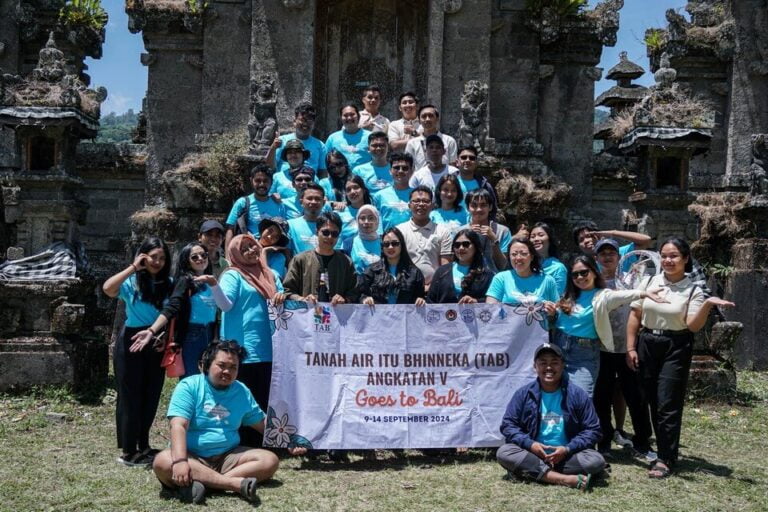 Clean up Tamblingan Lake with a Sharing Session about Waste Management