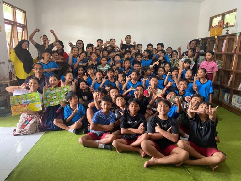Pengenalan media edukasi lingkungan di SDN 3 Gesing