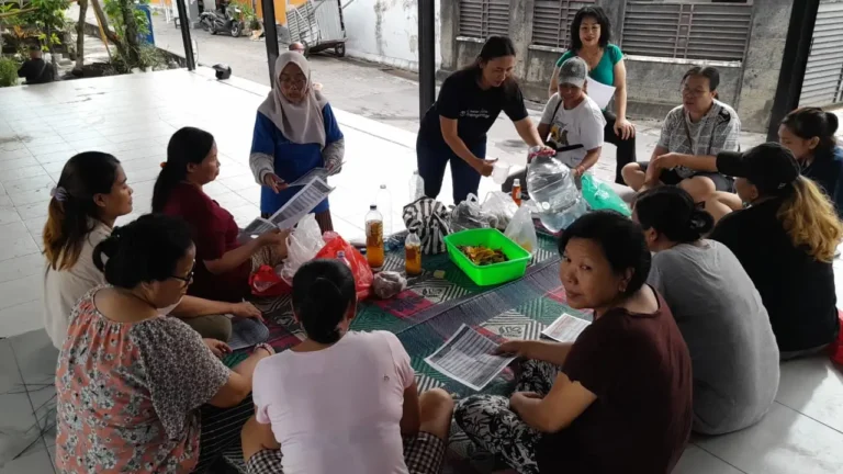 Pelatihan membuat ecoenzym bersama ibu-ibu PKK Perumahan Taman Wira Umadui, Denpasar.