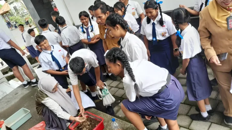 Edukasi Pengelolaan Sampah Organik dengan Budidaya Maggot