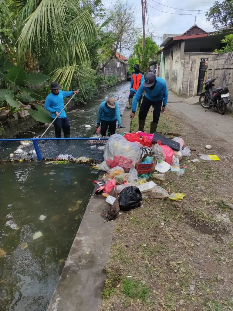 Pemasangan Waste Trap di Sungai Wan Biga, Desa Pemogan 