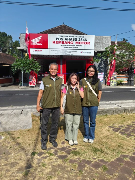 Dokumentasi bersama di depan POS AHASS TEFA SMK PGRI 2 Badung.