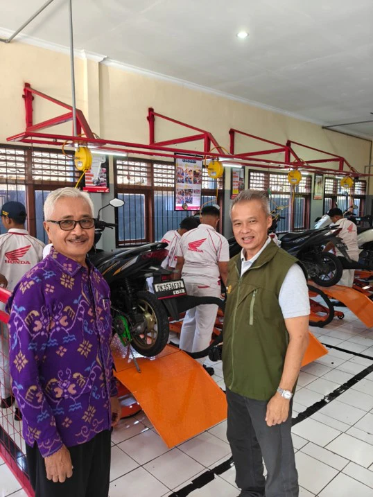 Kunjungan ke area praktik dan bengkel Teaching Factory.