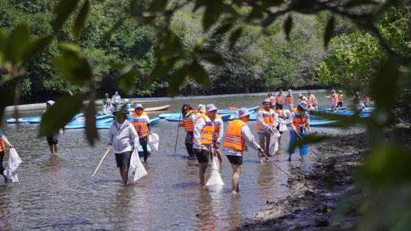 Aksi bersih-bersih di kawasan mangrove Batulumbang.
