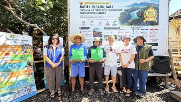 Penyerahan bantuan sembako kepada perwakilan masyarakat setempat.