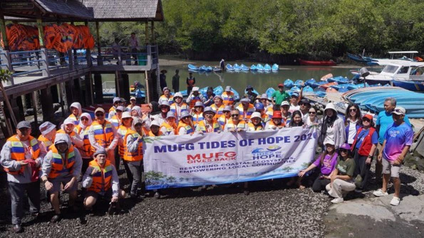 Foto bersama peserta dan mitra kegiatan.